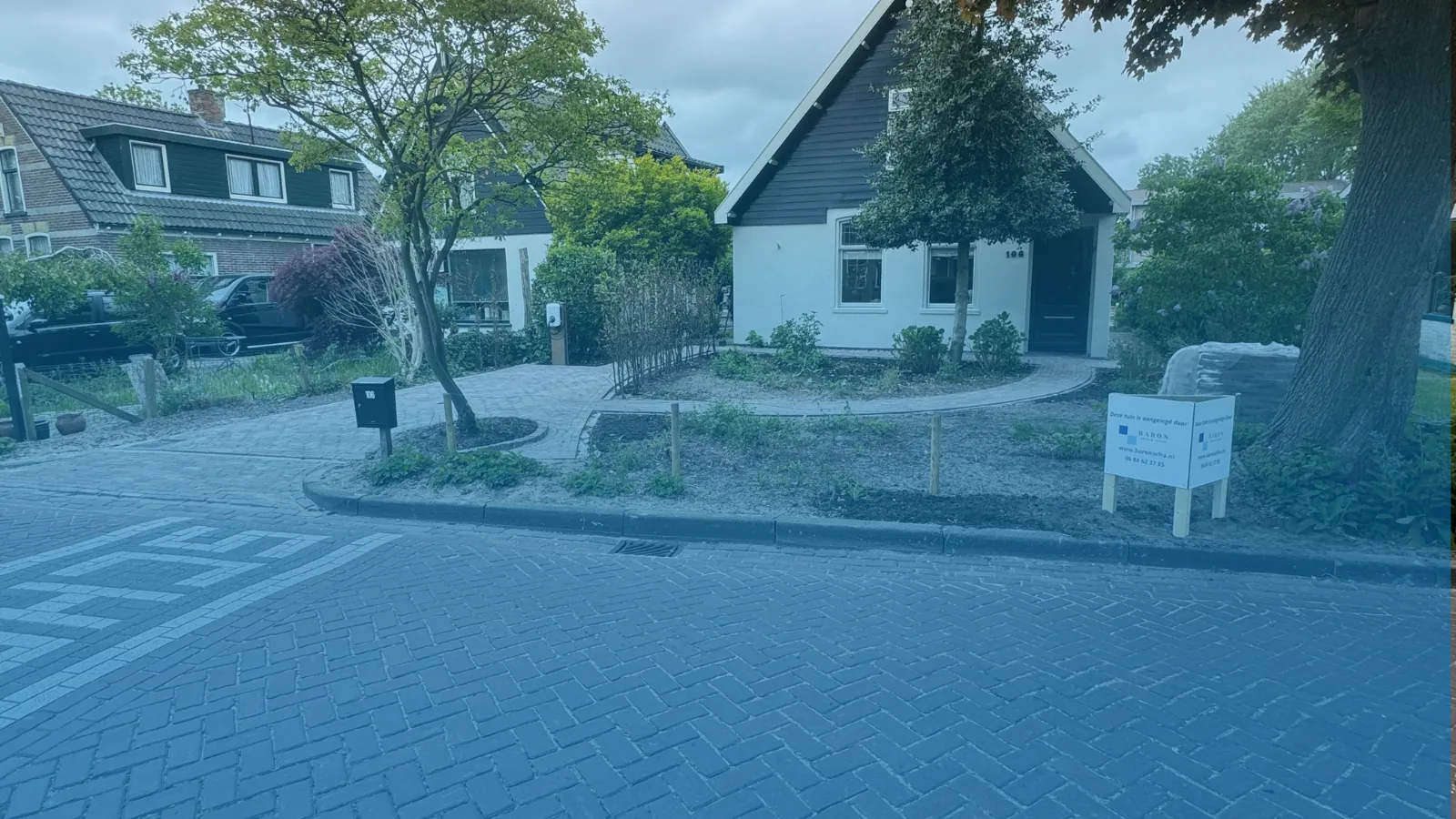 Rubin Baron aan het werk in een tuin in Alkmaar