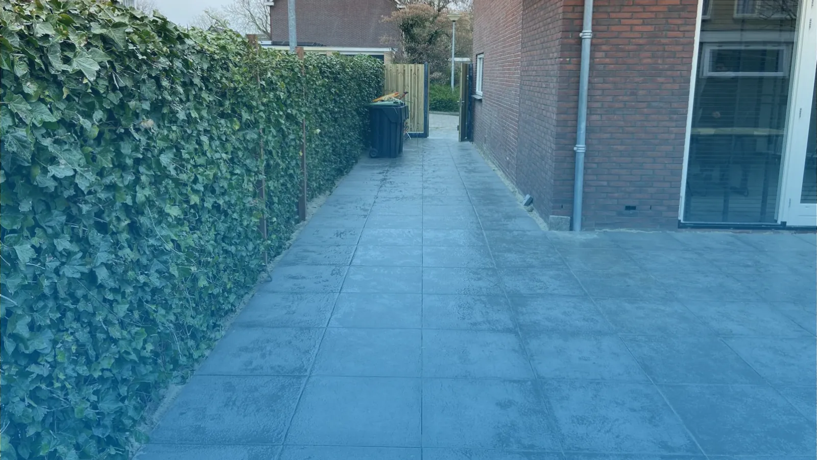 Hout-beton met poort