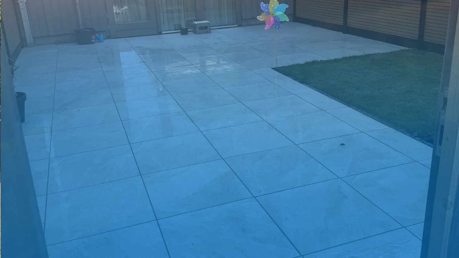 Complete tuinrenovatie met vlonder en bestrating in Langedijk